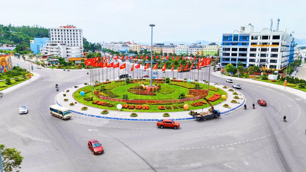 Tuyến đường trung tâm phường Bãi Cháy rực rỡ cờ đỏ sao vàng (7-2025). Ảnh: Nguyễn Thanh