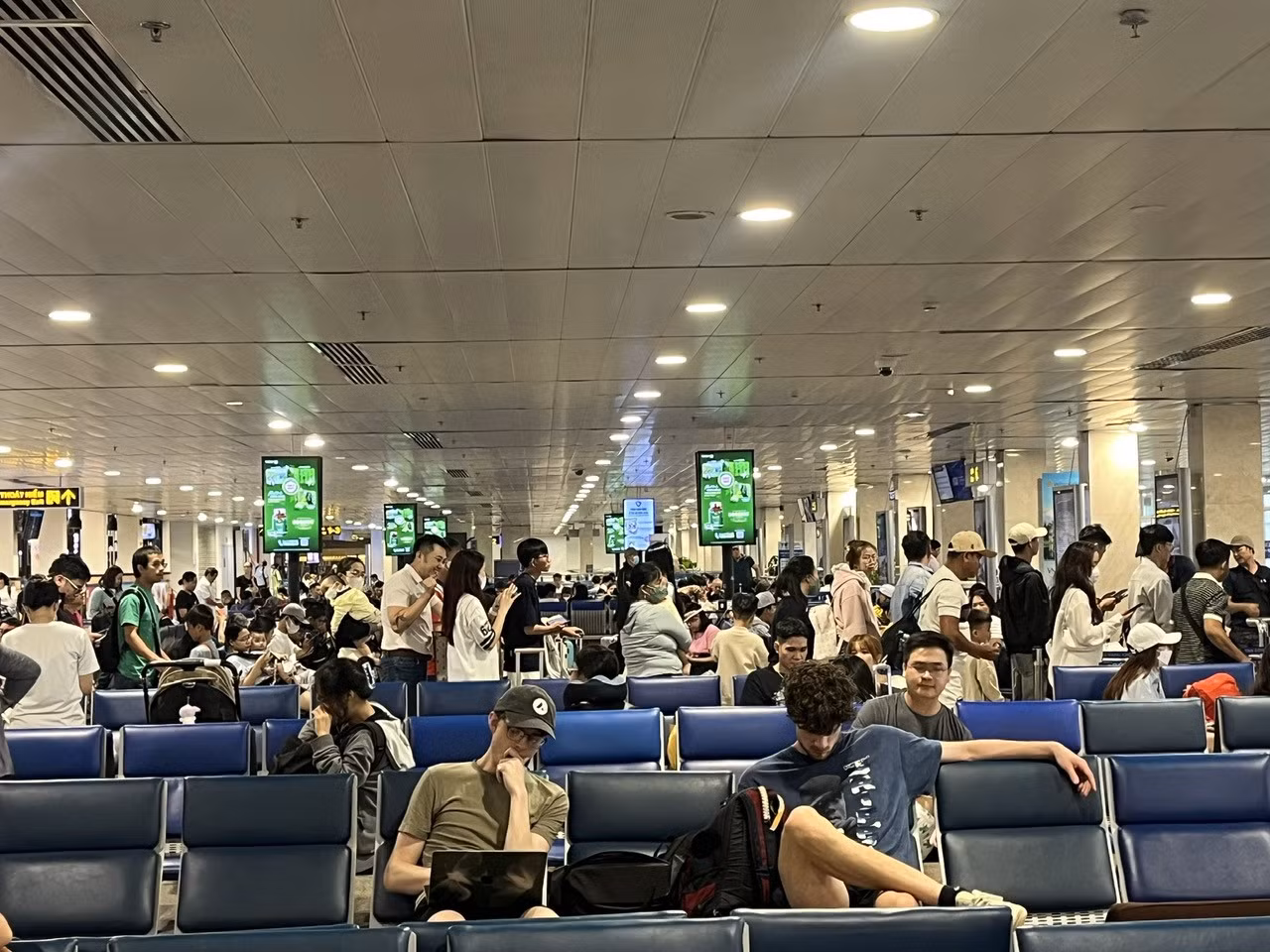 Hành khách chờ đến giờ bay tại sân bay Tân Sơn Nhất.