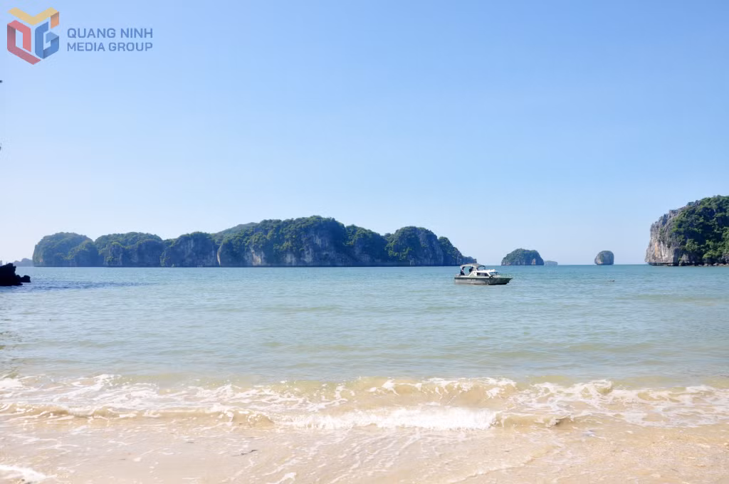Một bãi cát hoang sơ chưa được khai thác tại khu vực Cát Oăn trên Vịnh Hạ Long.