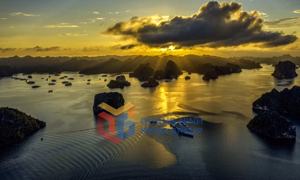 Hoàng hôn trên vịnh. Ảnh: Dương Phượng Đại (CTV)