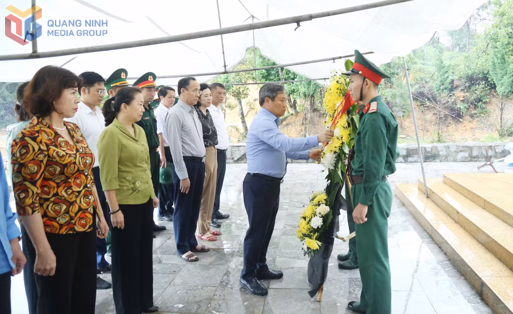 Đồng chí Bí thư Tỉnh ủy, Trưởng Đoàn ĐBQH tỉnh dâng hoa 