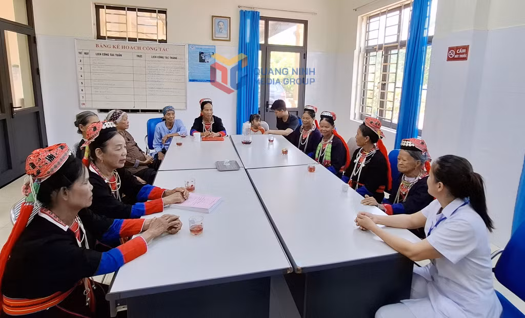 Cán bộ y tế tại Trạm y tế xã Quảng La đang tư vấn sức khỏe cho người dân trên địa bàn sau khi kiểm tra, thăm khám sức khỏe tại đây.