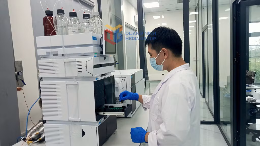 Xét nghiệm chất vàng-o tại phòng xét nghiệm nông, lâm, thuỷ sản tại cửa khẩu Cầu Bắc Luân II