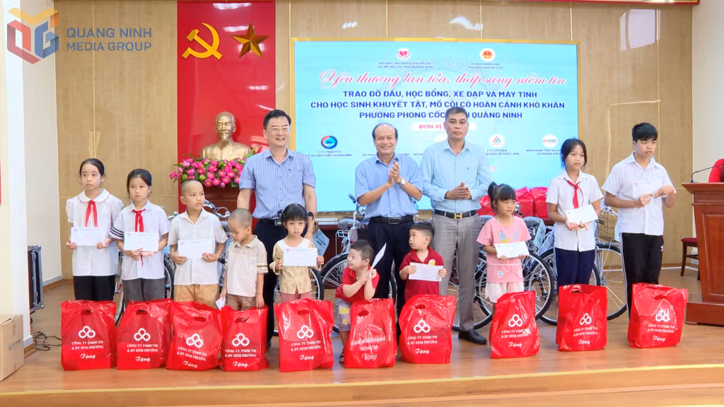 Công ty TNHH MTV Xổ số kiến thiết Quảng Ninh tặng học bổng cho 10 học sinh khuyết tật, mồ côi.