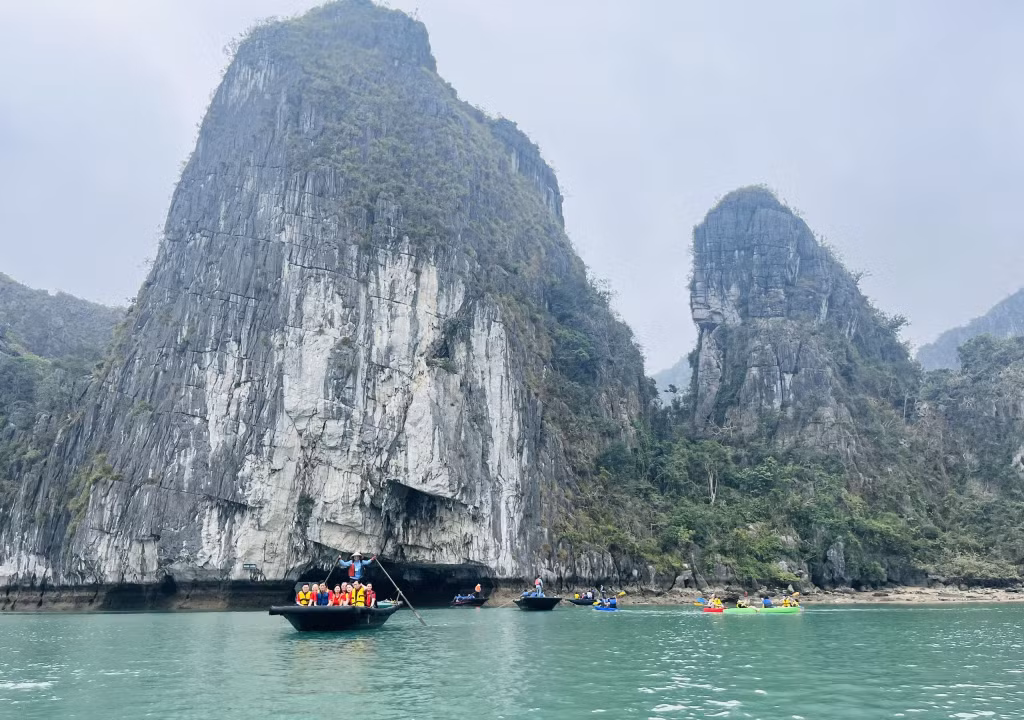 Du khách tham quan khu vực Hang Luồn trên Vịnh Hạ Long.