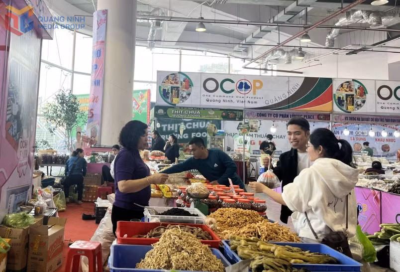 Người dân mua hàng tại Hội chợ OCOP Quảng Ninh - Xuân 2025.