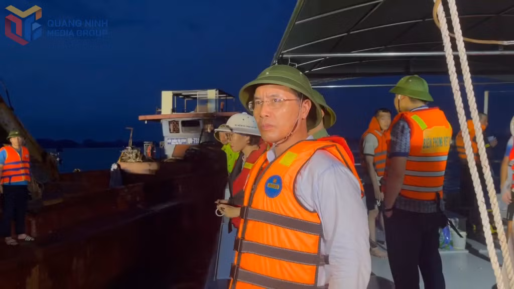 Đồng chí Phạm Đức Ấn, Phó Bí thư Tỉnh ủy, Chủ tịch UBND tỉnh, Trưởng Ban chỉ huy PCTT - TKCN và PTDS tỉnh chỉ đạo công tác tìm cứu hộ tại hiện trường.
