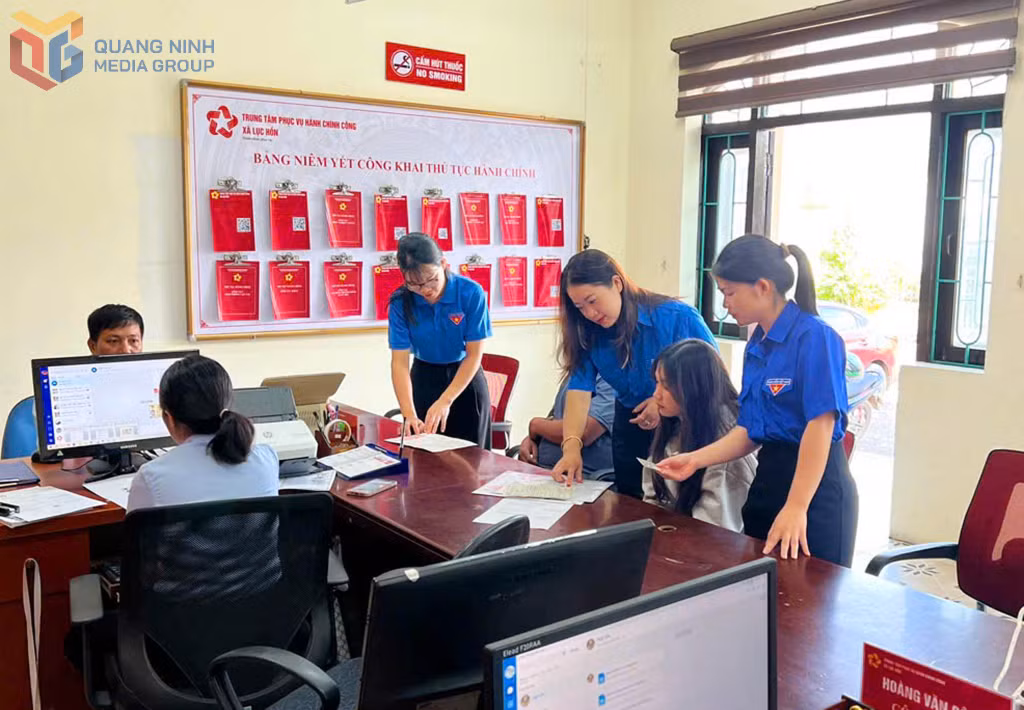 Người dân được các thành viên đội hỗ trợ, giúp đỡ khi thực hiện thủ tục hành chính tại Bộ phận 1 cửa xã Lục Hồn.