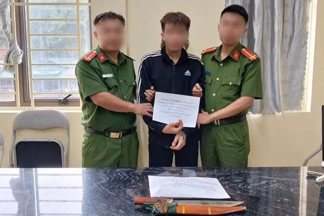Đối tượng Lò Văn Dũng mua bán trái phép chất ma túy cùng tang vật. Ảnh Công an tỉnh Sơn La