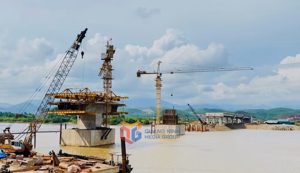 Thi công cầu qua sông Tiên Yên thuộc dự án kết nối QL4B đến QL18A. Ảnh: Mạnh Trường