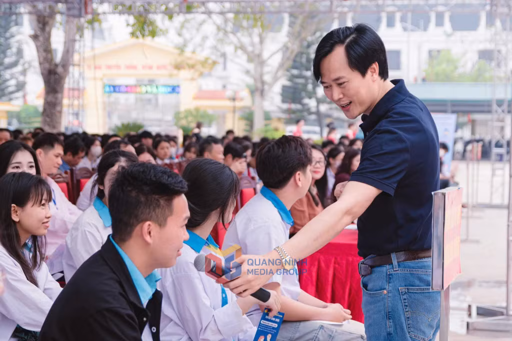 Tiến sĩ Hoàng Trung Học – Trưởng khoa Tâm lý - Giáo dục, Học viện Quản lý Giáo dục tương tác với các em học sinh tại Ngày hội Tư vấn tuyển sinh – Hướng nghiệp năm 2025.