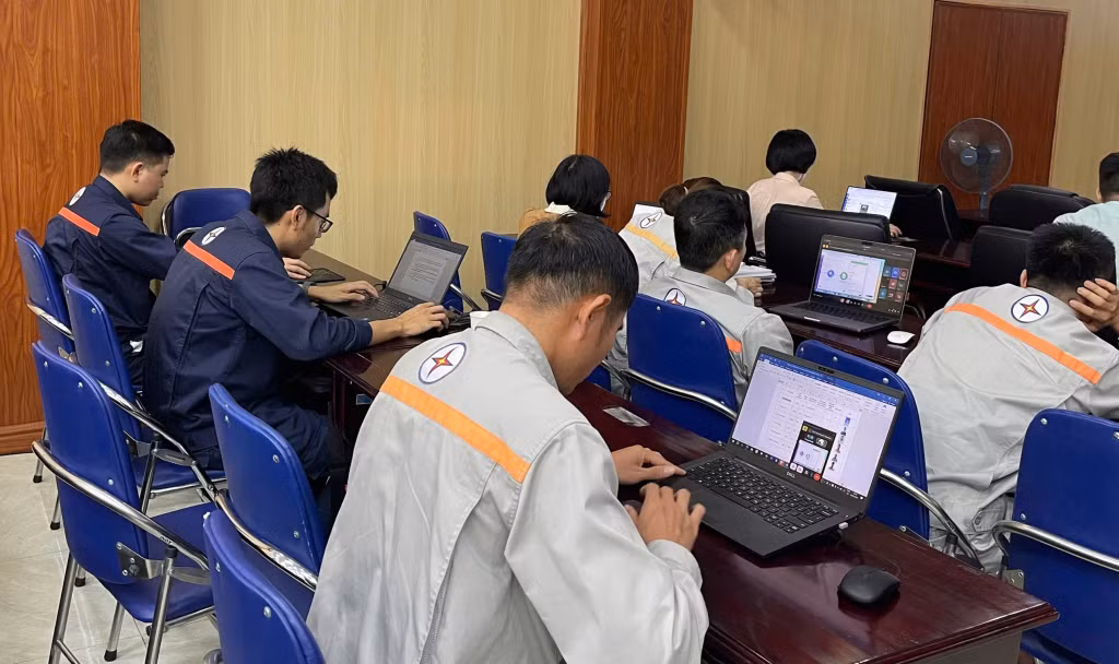 Các học viên tham dự Khóa đào tạo thực hành nghiệp vụ sử dụng các ứng dụng trí tuệ nhân tạo (AI) trong công việc.