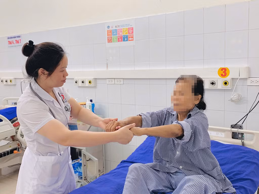 Bác sĩ CKI Nguyễn Thị Dung (Khoa Hồi sức tích cực - Thận nhân tạo, Bệnh viện Đa khoa tỉnh) kiểm tra khả năng vận động của bệnh nhân.