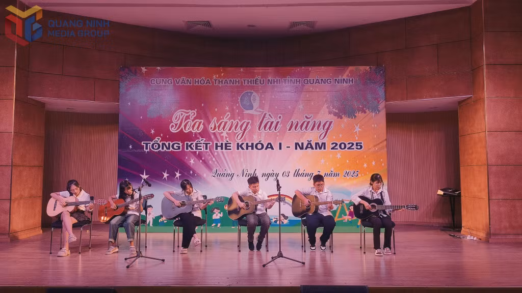 Tiết mục hòa tấu của lớp guitar.