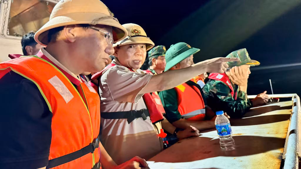 Phó Thủ tướng Chính phủ Trần Hồng Hà cùng các đồng chí lãnh đạo tỉnh Quảng Ninh trực tiếp chỉ đạo tại hiện trường.