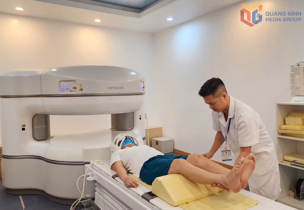 Kỹ thuật viên của TTYT Quảng Yên chụp cộng hưởng từ cho người dân đến khám bệnh.