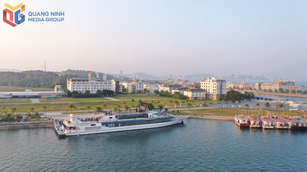 Du thuyền nhà hàng là một sản phẩm thành công trong quá trình phát triển sản phẩm du lịch đặc thù trên Vịnh Hạ Long.