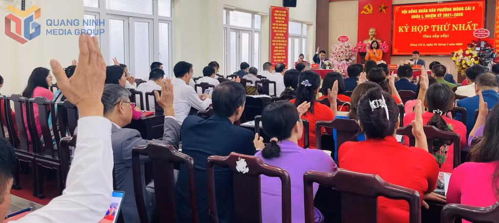 Đại biểu biểu quyết thông qua các Nghị quyết tại Kỳ họp thứ nhất HĐND phường Móng Cái 2, khóa I, nhiệm kỳ 2021-2026.