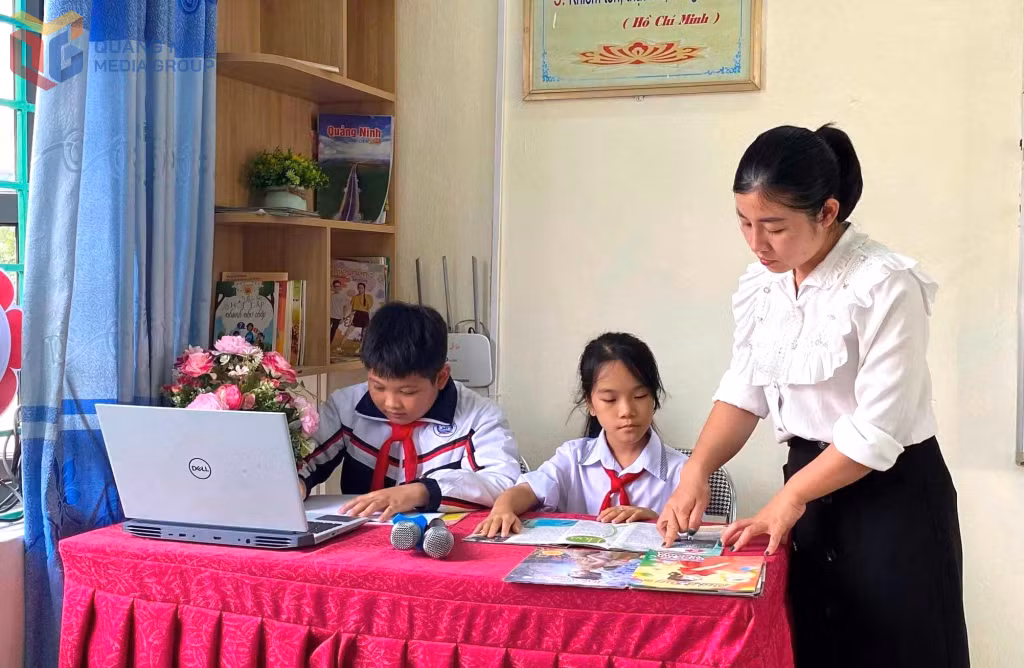 Cô giáo Hà Thị Ngát luôn tích cực tìm tòi những phương pháp mới trong giảng dạy.