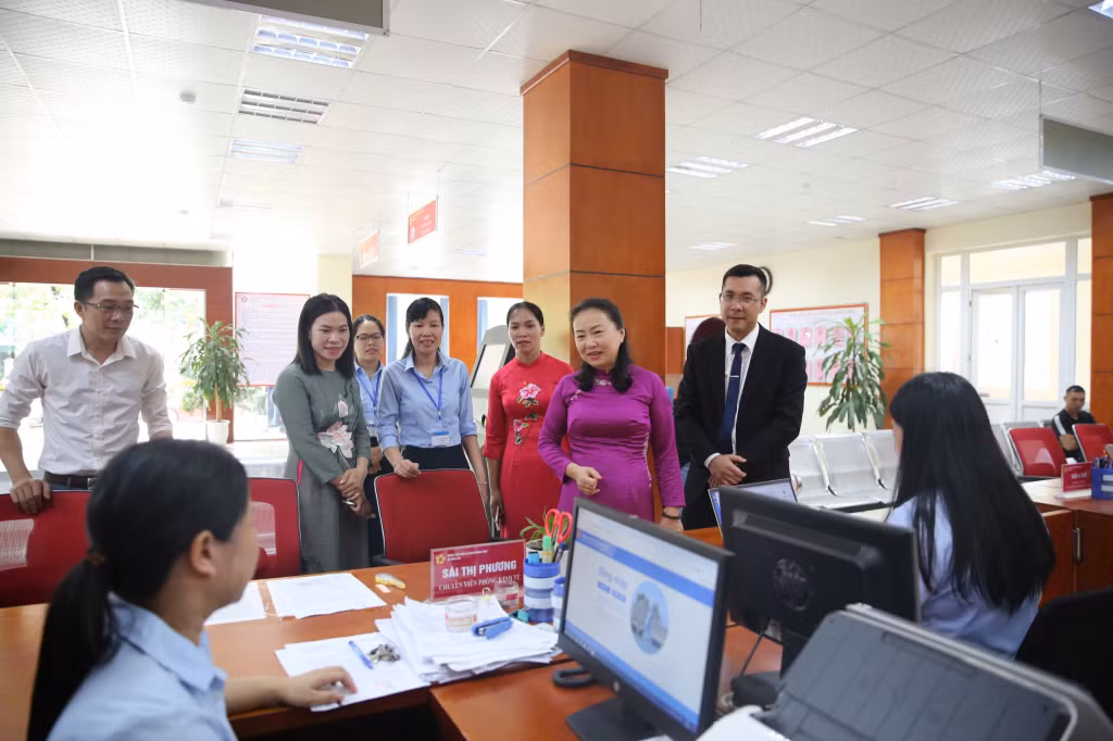 Đồng chí Vi Ngọc Bích, Phó Chủ tịch Thường trực HĐND tỉnh thăm và trao đổi với người dân làm thủ tục tại Trung tâm Phục vụ hành chính công xã Bình Liêu.