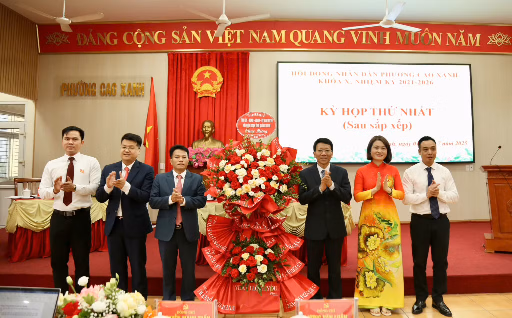 Đồng chí Nguyễn Mạnh Tuấn, Phó ban Tổ chức Tỉnh uỷ tặng hoa chúc mừng kỳ họp thứ nhất HĐND phường Cao Xanh