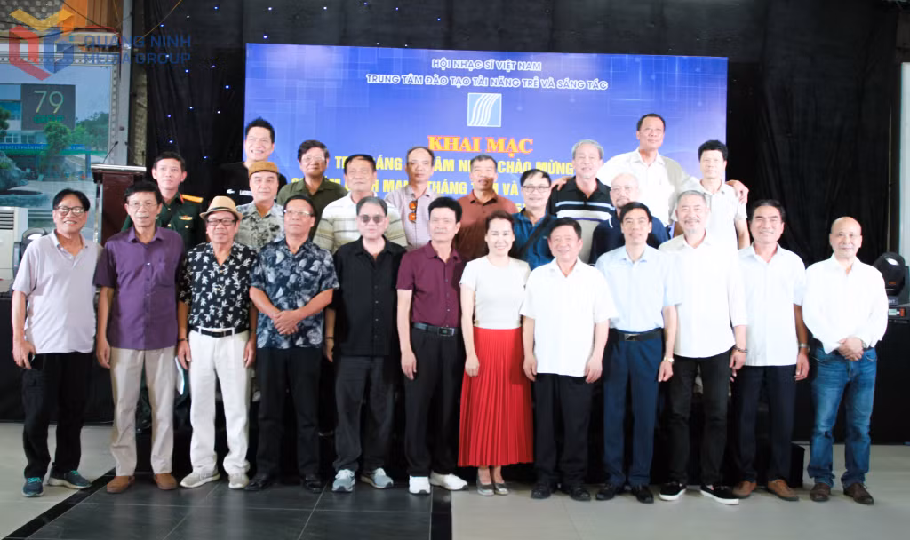 Ban Tổ chức, các trại viên và văn nghệ sĩ Quảng Ninh chụp ảnh lưu niệm.