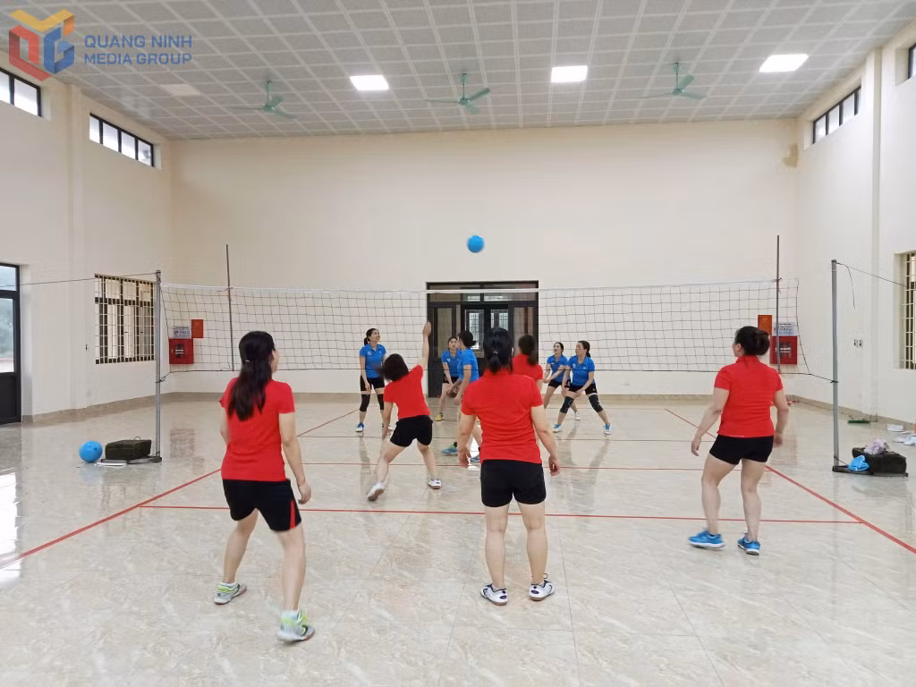 Phụ nữ xã Quảng Tân tham gia hoạt động giao lưu bóng chuyền hơi.
