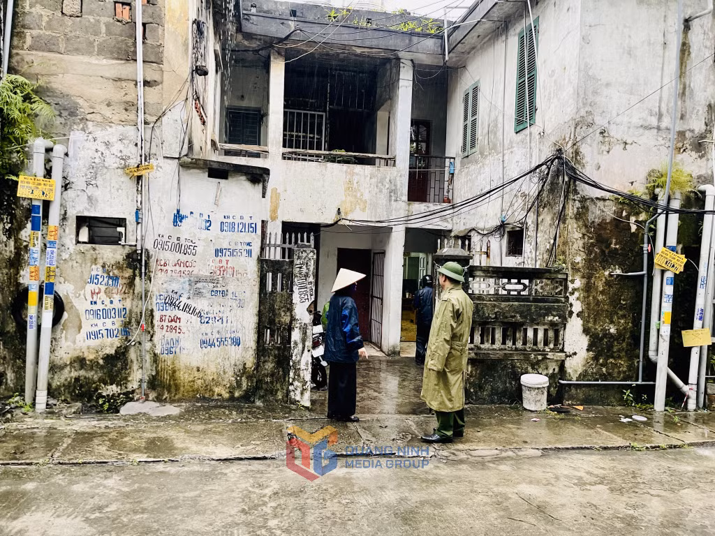 Lãnh đạo phường Hà Tu kiểm tra việc di dời người dân tại khu nhà tập thể của Công ty CP Than Hà Tu.
