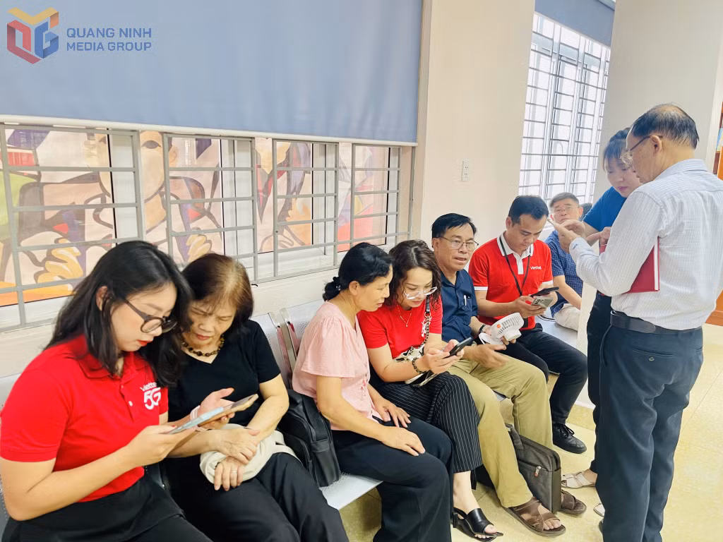 UBND phường Hạ Long đã phối hợp với Tập đoàn Viễn thông Quân đội Viettel – Chi nhánh Quảng Ninh tổ chức ra quân triển khai chương trình hướng dẫn, hỗ trợ người dân đăng ký và sử dụng chữ ký số cá nhân.