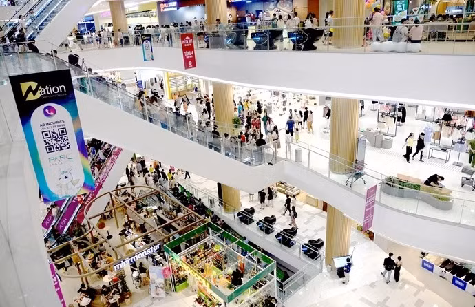 Người dân mua sắm tại một trung tâm thương mại TP.HCM - Ảnh: TỰ TRUNG