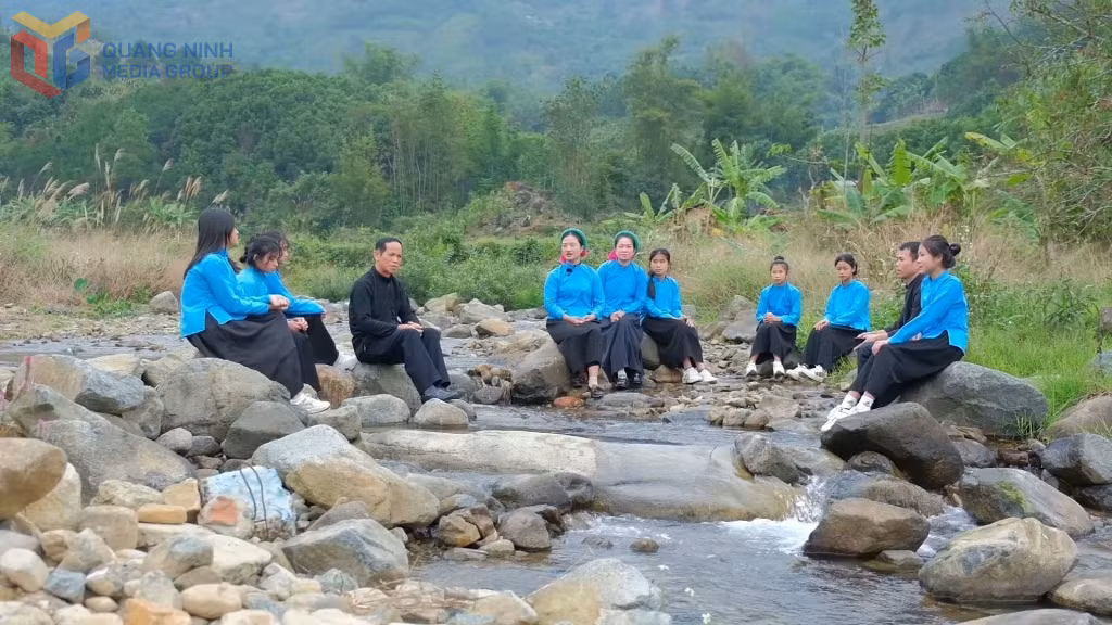 Đoàn Thanh niên xã Điền Xá phối hợp với các nghệ nhân mở các lớp năng khiếu hè dạy dân ca Soóng cọ cho các em nhỏ trên địa bàn.
