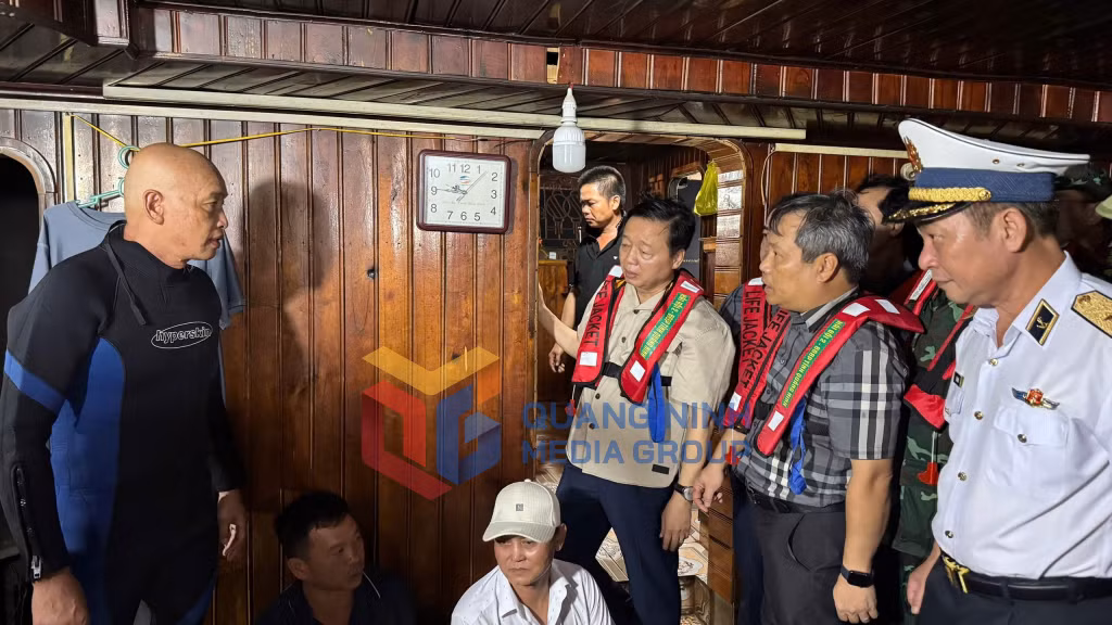 Phó Thủ tướng Chính phủ Trần Hồng Hà trực tiếp chỉ đạo công tác cứu nạn tại hiện trường (7-2025). Ảnh: PV