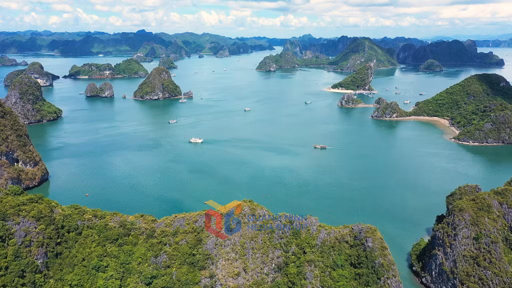 Vịnh Hạ Long – di sản thiên nhiên thế giới, biểu tượng du lịch nổi bật của Quảng Ninh.