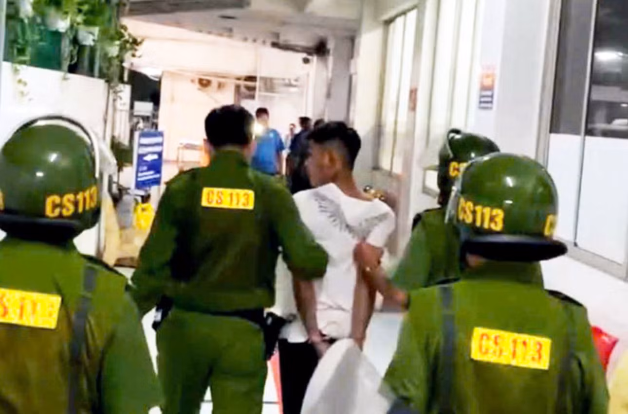 Lực lượng Cảnh sát phản ứng nhanh khống chế, bắt giữ đối tượng Sang dẫn giải về trụ sở Công an. Ảnh: Nghiêm Túc