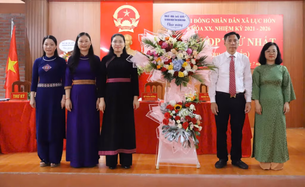 Đồng chí Nguyễn Thị Tuyết Hạnh, Phó Chủ tịch Ủy ban MTTQ tỉnh, Chủ tịch Hội Nông dân tỉnh tặng hoa chúc mừng kỳ họp.