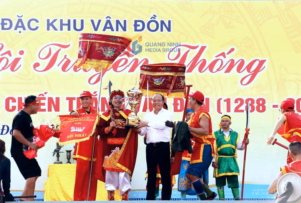 Giáp Đoài Bắc Võ giành chiến thắng trong cuộc đua thuyền năm nay.