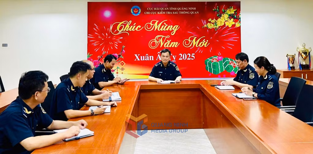 Đội Phúc tập và Kiểm tra sau thông quan họp tổ triển khai rà soát các sản phẩm ứng dụng AI.