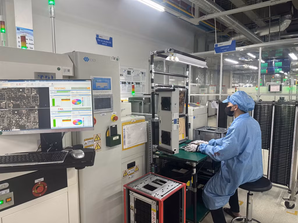 Công nhân Công ty TNHH Kỹ thuật điện tử Tonly Việt Nam (KCN Sông Khoai) gia công sản phẩm.