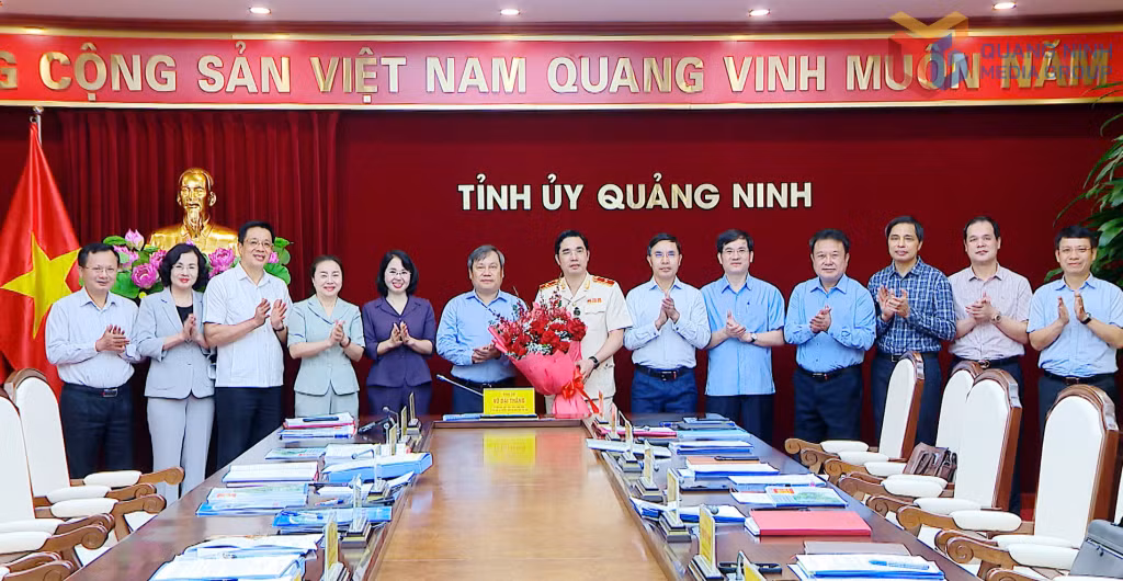 Ban Thường vụ Tỉnh ủy tặng hoa chúc mừng đồng chí Trần Văn Phúc Giám đốc Công an tỉnh được thăng cấp bậc hàm Thiếu tướng.
