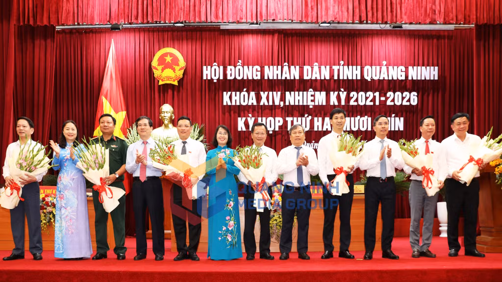 Các đồng chí Thường trực Tỉnh ủy, HĐND, UBND tỉnh tặng hoa chúc mừng các đồng chí được bầu đảm nhận vị trí công tác mới (7-2025). Ảnh: Đỗ Phương