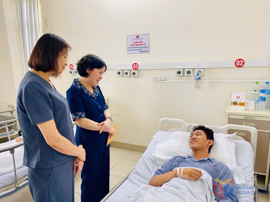 Đoàn công tác thăm hỏi, động viên cháu Nguyễn Hữu Phước (TP Hà Nội) đang điều trị tại Bệnh viện Đa khoa tỉnh.