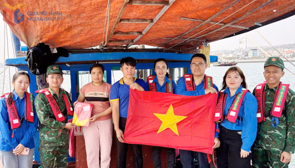 Chi đoàn Hải đội Biên phòng 2 phối hợp với Đoàn Thanh niên tặng cờ Tổ quốc cho ngư dân.