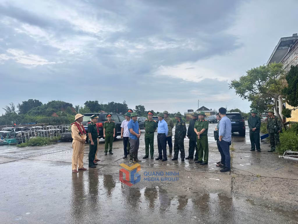 Đồng chí Phạm Đức Ấn, Phó Bí thư Tỉnh ủy, Chủ tịch UBND tỉnh, kiểm tra công tác chuẩn bị ứng phó với bão số 3 ở cảng Núi Đỏ (phường Móng Cái 1). Ảnh: Nguyễn Đức (CTV)