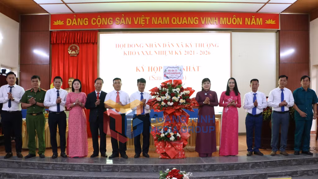 Phó Trưởng Đoàn Đại biểu Quốc hội tỉnh Quảng Ninh tặng hoa chúc mừng thành công kỳ họp thứ nhất HĐND xã Kỳ Thượng khóa XXI, nhiệm kỳ 2021 - 2026 (7-2025). Ảnh: PV