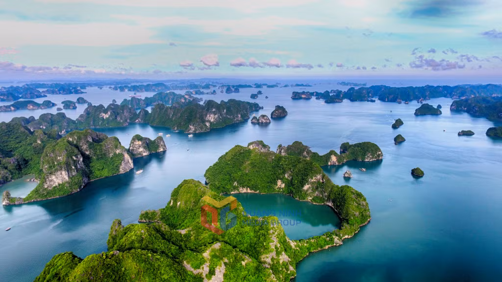 Đảo đá vôi trên vịnh Hạ Long xếp nối nhau, gợi hình những chú rồng uốn lượn giữa biển khơi. Ảnh: Hùng Sơn