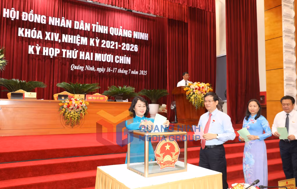 Đại biểu HĐND tỉnh bầu các chức danh Phó Chủ tịch HĐND tỉnh khóa XIV, nhiệm kỳ 2021-2026; Phó Chủ tịch UBND tỉnh, khóa XIV, nhiệm kỳ 2021-2026 (7-2025). Ảnh: Đỗ Phương