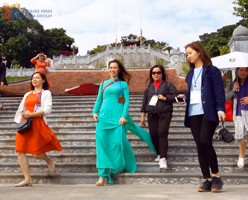 Bố trí hướng dẫn viên tiếp đón các đoàn khách khảo sát, tham quan chiêm bái ở đền Cửa Ông tạo tiện nghi, trải nghiệm mới cho du khách.