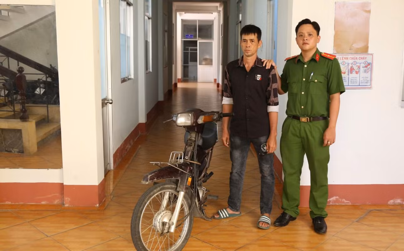Đối tượng Lê Trung Nghĩa cùng tang vật có liên quan. Ảnh: Công an TP Cần Thơ