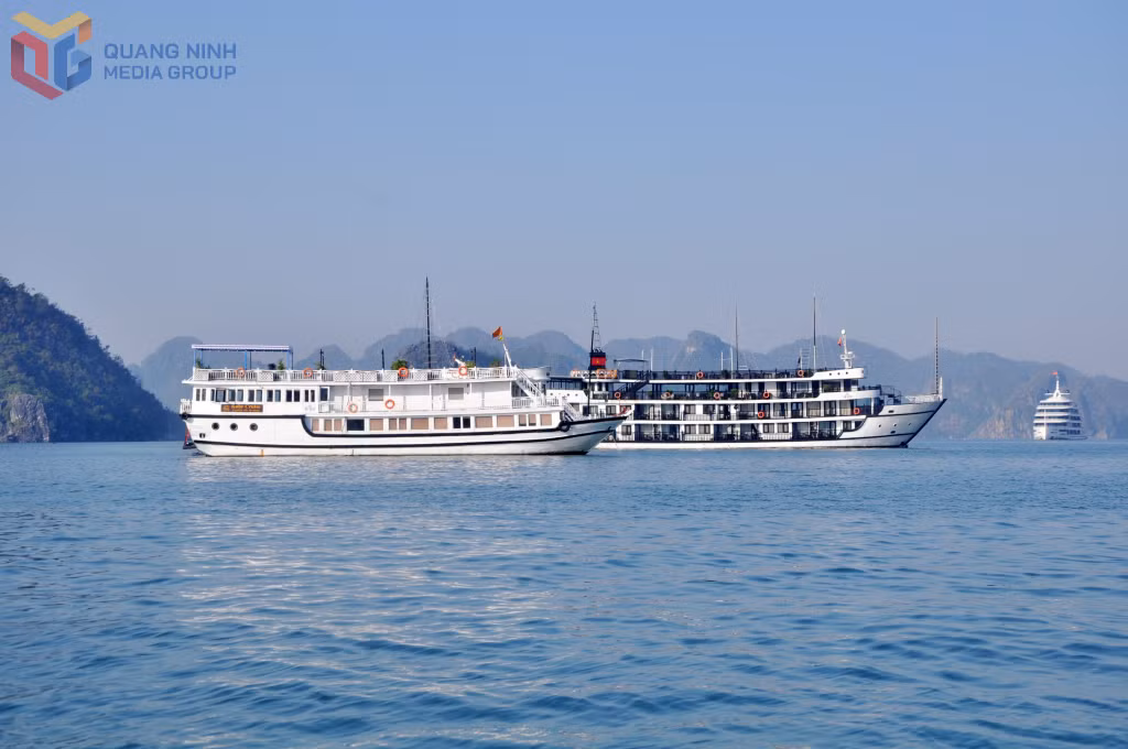 Tàu du lịch đưa khách tham quan tại khu vực Ti Tốp - Sửng Sốt, thuộc hành trình VHL2 là hành trình thu hút lượng lớn khách du lịch trên Vịnh Hạ Long