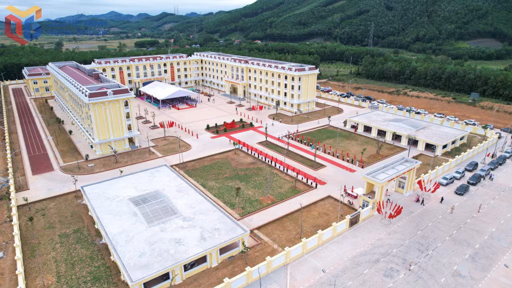 Trường THCS&THPT Quảng La (xã Quảng La, TP Hạ Long) nhìn từ trên cao.
